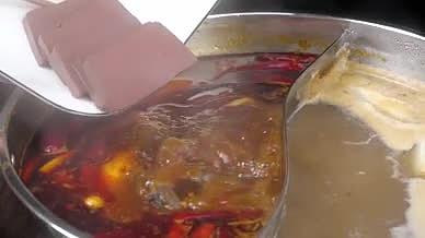 升格火锅涮菜烫鸭血重庆火锅血旺牛油火锅视频的预览图